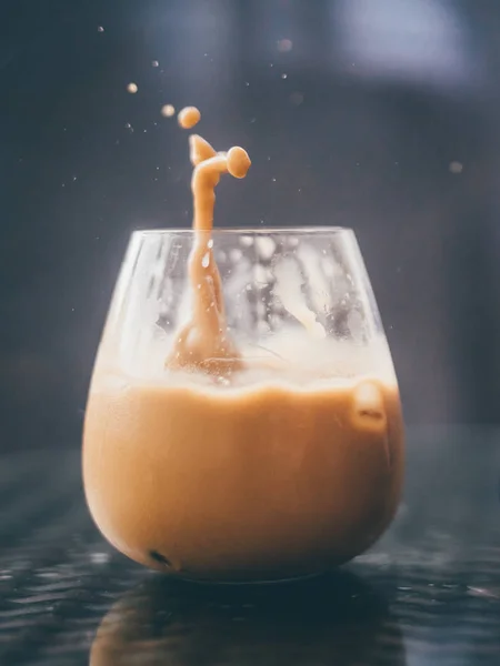 Ice Latte Glas Med Färgstänk Mörk Bakgrund — Stockfoto