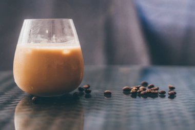 Buz latte kahve çekirdekleri tablo ile