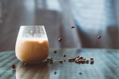 Buz latte kahve çekirdekleri tablo ile