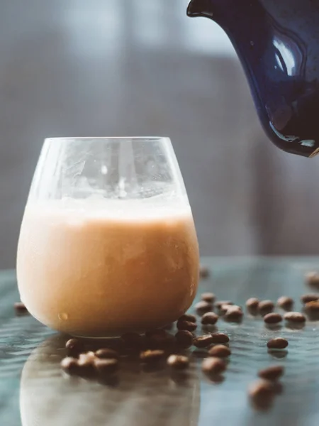 Latte Dengan Biji Kopi Dan Toples — Stok Foto