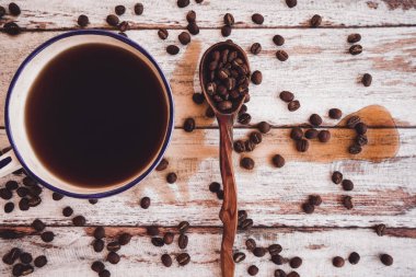 siyah kahve fincanı fasulye ve ahşap b ahşap antika kaşık ile