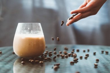 El buz latte kahve çekirdekleri ile tarafından