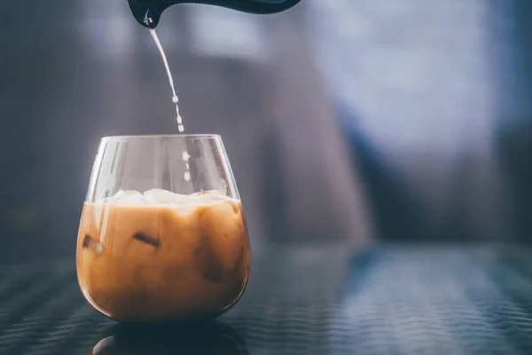Εισχωρώντας Καφέ Latte Πάγος Διαφανές Γυαλί — Φωτογραφία Αρχείου