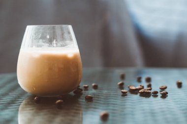 Buz latte kahve çekirdekleri tablo ile