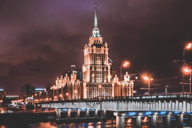 Görünüm Otel aydınlatılmış bina gece, Moskova, Rusya Ukrayna