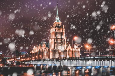 Görünüm Otel aydınlatılmış bina gece, Moskova, Rusya Ukrayna