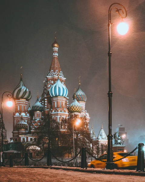 Vista Táxi Movimento Com Catedral São Basílio Iluminada Noite — Fotografia de Stock