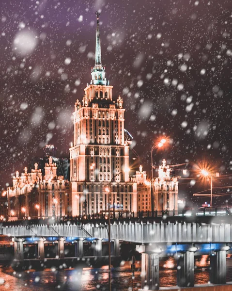 Θέα Από Ξενοδοχείο Ουκρανία Κτίριο Φωτίζεται Βράδυ Μόσχα Ρωσία — Φωτογραφία Αρχείου