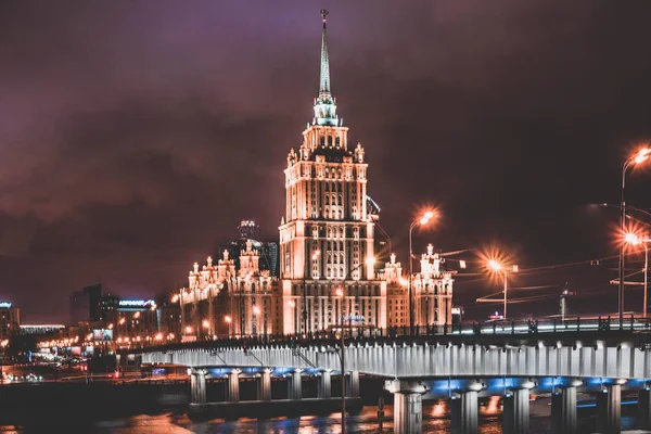 Θέα Από Ξενοδοχείο Ουκρανία Κτίριο Φωτίζεται Βράδυ Μόσχα Ρωσία — Φωτογραφία Αρχείου