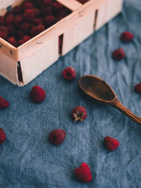 Kotak Raspberry Dengan Sendok Kayu Vintage Pada Jubah Latar Belakang — Stok Foto