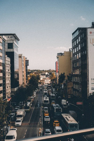 Υπερυψωμένη Θέαση Της Κυκλοφορίας Στην Οδό Κτίρια Γραφείων — Φωτογραφία Αρχείου