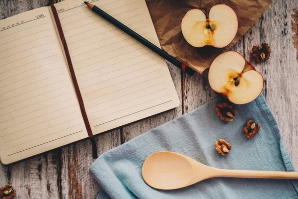 Memasak Buku Resep Dengan Apel Kenari Dan Sendok Kayu Dan — Stok Foto