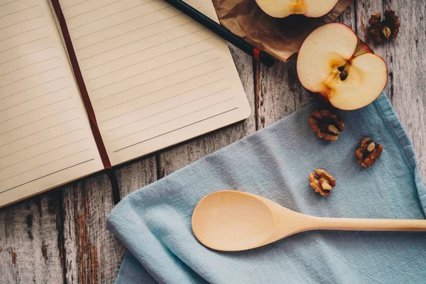 Memasak Buku Resep Dengan Apel Kenari Dan Sendok Kayu Dan — Stok Foto
