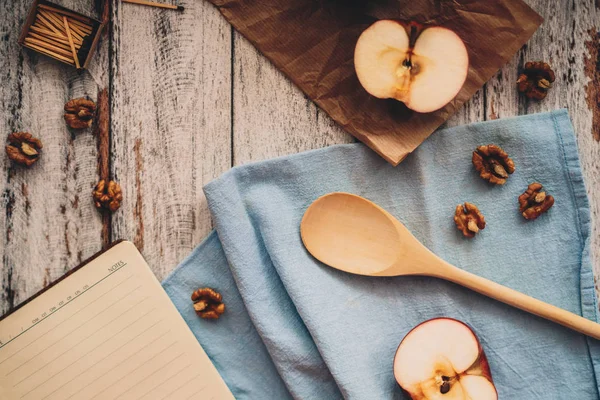 Memasak Buku Resep Dengan Apel Kenari Dan Sendok Kayu Dan Stok Lukisan  