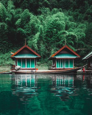 iki kulübe ve göl su teknede Kano