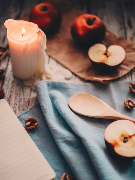 Cozinhar um livro de receitas com nozes de maçã colher de vela no woo — Fotografia de Stock