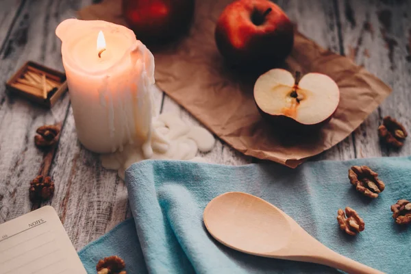 Cozinhar um livro de receitas com nozes de maçã colher de vela no woo — Fotografia de Stock