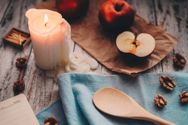 Kniha receptů s ořechy jablko nalákat candlenand lžíce na vaření Stock Snímky