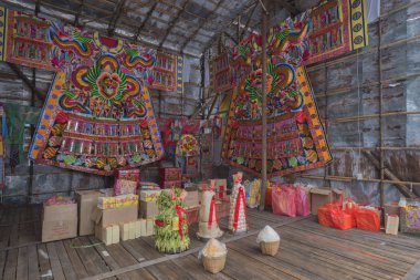 12 Eylül 2017, Hong Kong alınan. Kutsal elbiseler, Çin aç hayalet (Yu Lan) Festivali. Şükran günü hediyesi olarak insanlar tarafından sunulan Tanrı için kostüm kümesidir.