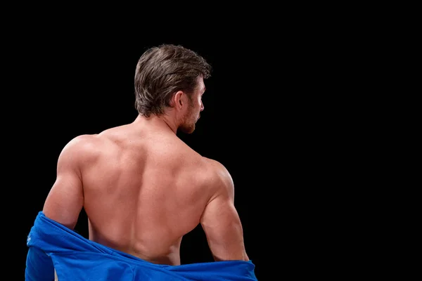 Güçlü adam geri duran siyah arka plan üzerine gömlek kapalı alır