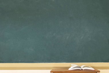 Blackboard Boş, Eğitim herkes için önemlidir, başarılı olmak için yardımcı olur çünkü. Öğretimi teşvik etmek için, Ön taraf Kitap yığılmış 