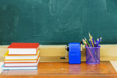 Başarılı olmak için yardımcı olur çünkü blackboard boş, eğitim herkes için önemli olan bu. Öğretim harekete geçirmek için ön yan kitap yığılmış ve bir kalem dava vardır.