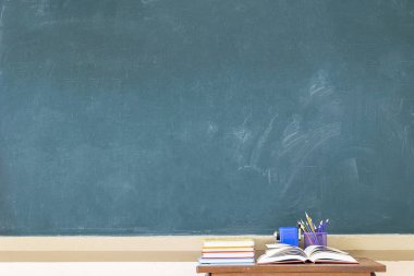 Başarılı olmak için yardımcı olur çünkü blackboard boş, eğitim herkes için önemli olan bu. Öğretim harekete geçirmek için ön yan kitap yığılmış ve bir kalem dava vardır.