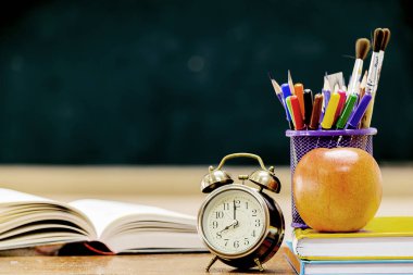 Başarılı olmak için yardımcı olur çünkü blackboard boş, eğitim herkes için önemli olan bu. Öğretim harekete geçirmek için ön yan kitap yığılmış ve bir kalem durumda, çalar saat ve kırmızı elma vardır.