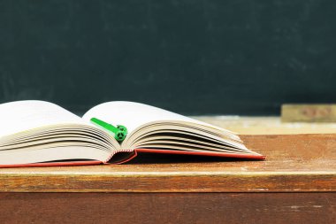 Başarılı olmak için yardımcı olur çünkü blackboard boş, eğitim herkes için önemli olan bu. Öğretim harekete geçirmek için ön yan kitap yığılmış ve bir kalem dava vardır.