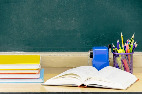 Başarılı olmak için yardımcı olur çünkü blackboard boş, eğitim herkes için önemli olan bu. Öğretim harekete geçirmek için ön yan kitap yığılmış ve bir kalem dava vardır.