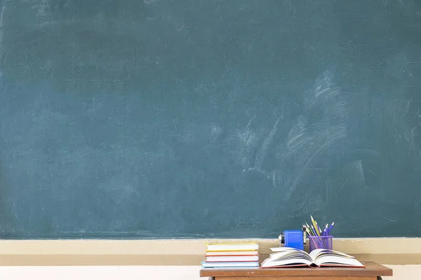 Başarılı olmak için yardımcı olur çünkü blackboard boş, eğitim herkes için önemli olan bu. Öğretim harekete geçirmek için ön yan kitap yığılmış ve bir kalem dava vardır.
