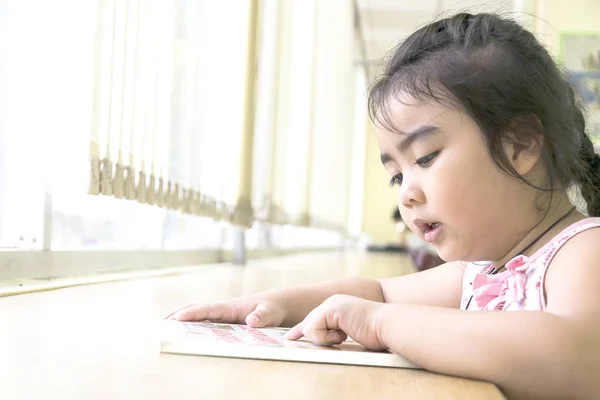 Bambini Stanno Leggendo Libri Biblioteca Leggere Modo Migliore Imparare — Foto Stock