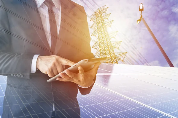 İşadamları hesaplamak yatırım, başabaş, kayıp, mali, yenilenebilir enerji, erkeklerin giydiği siyah takım elbise, bir bilgisayar ile çalışmak. Internet, modern, güneş pili.