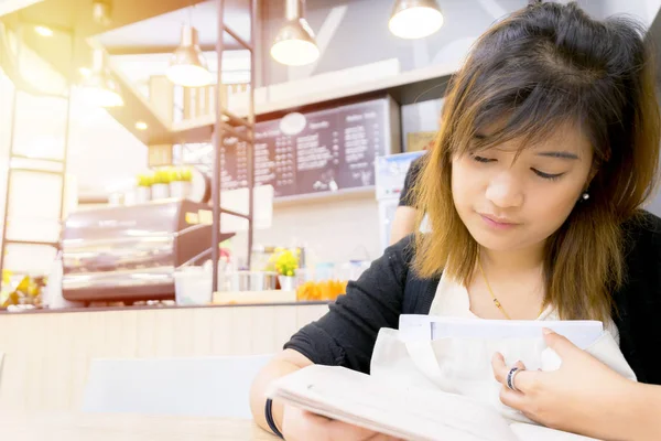 Gründung Eines Unternehmens Studium Von Informationen Ein Coffeeshop Geschäft Wachsen — Stockfoto