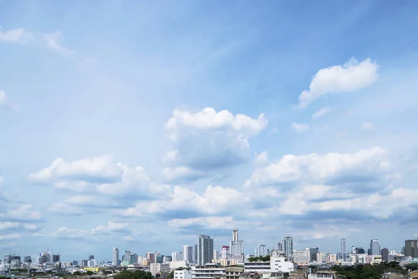 Céu Vasto Nuvens Flutuando Torno Casas Edifícios Altos Atmosfera Brilhante — Fotografia de Stock