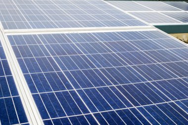 Yenilenebilir enerji gelecekte dünya, Altın ışık, güneş pili gelecekteki enerji gerekliliği, büyük güneş pili fon bir modern ve şık daire.