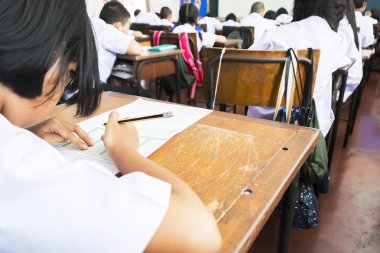 Sınav alarak öğrenciler potansiyelini test, çocukları çok niyet Tarih, sınav tablo, kalem kolları ile yerleştirilen siyah silgi blok yerleştirilir.