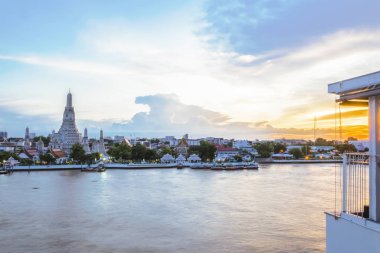 En iyi bilinen yerlerinden, Charo ifade nehrin karşısında Restoran ünlü Wat Ar-BM, belki de daha çok bilinen adıyla Şafak Tapınağı olduğunu.