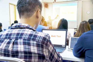 İnsan kaynakları geliştirme organizasyon için çok önemlidir teknoloji becerileri eğitimi, eğitim odası çok sayıda çalışanları, dizüstü bilgisayarlar, tablet, ders uzmanlar tarafından katılır.