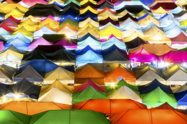 Bangkok, Tayland - 11 Ağustos 2017: Tren gece Pazarı'na sıçan-cha-giyim, takı da 8:00 de, gıda, bir toplama. Ve daha birçok Thais ve yabancılar gibi buraya, inanılmaz Tayland.