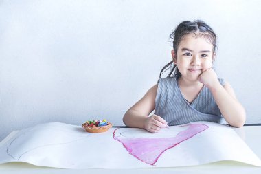 Kız ne geleceği gibi sanat çocuk için gerekli olacak hayal olduğunu, Çocuk sanat tebeşir renk ile çalışıyor.