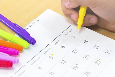 Yaşam planlama planlama bir tatil programı, takvim, sarı kalem, tarihi geleceğin önemli bir parçasıdır.