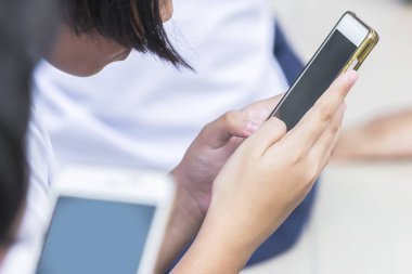 Eğitim ulus, öğrenciler aratmak bilgi telefon, Internet çalışmak için bir araç olarak kullanarak geliştirmeye yardımcı olmak önemlidir.