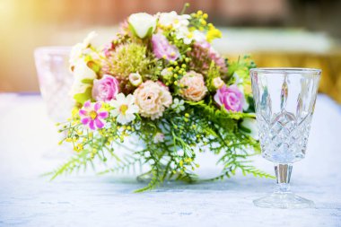 İnsanlar, parlak kristal cam, çiçek süsleme lezzetleri ekler romantizm, mükemmel dekorasyon zarif partidir. Parlak beyaz ışık,