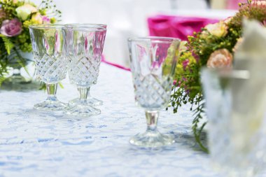 İnsanlar, parlak kristal cam, çiçek süsleme lezzetleri ekler romantizm, mükemmel dekorasyon zarif partidir. Parlak beyaz ışık,