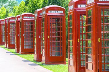 Genel telefonları toplum olarak, gerekli olan kırmızı tarzı dolapları bir reklam sembolüsün iletişim önemlidir, üst üste koymak.