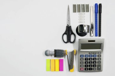 Ofis donatım yardım yapmak iş daha etkili, kalem, makas, hesap makinesi, hesap makinesi, önemli olan sayma makine, bir uyarı mektubu kağıt kesme, ataş.