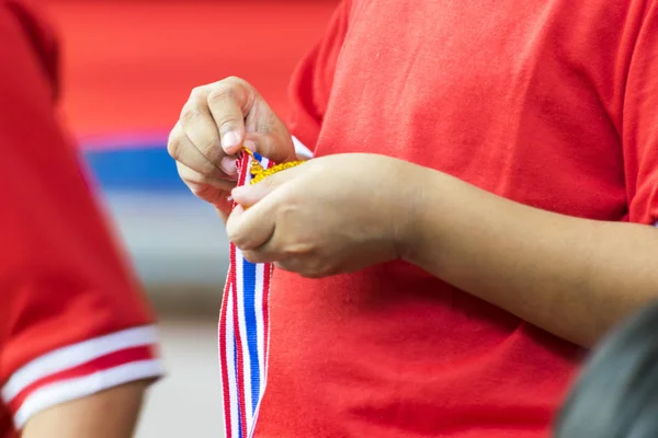 色倫理 子供の練習 小学生の競技スポーツから金目たるを受け取ったし それを修復しました — ストック写真