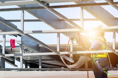 Kendinizi korumak çok önemli, o-ebilmek var olmak kolayca yüksek riskli iş karşılaştı, iskele üzerinde koruyucu ekipman hareket koymak inşaat işçisi.