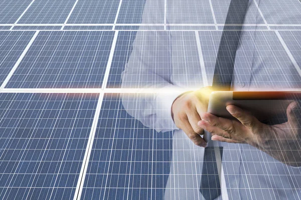 İşadamları hesaplamak yatırım, başabaş, kayıp, mali, yenilenebilir enerji, erkeklerin giydiği beyaz bir gömlek, bir bilgisayar ile çalışmak. Internet, modern, güneş pili.